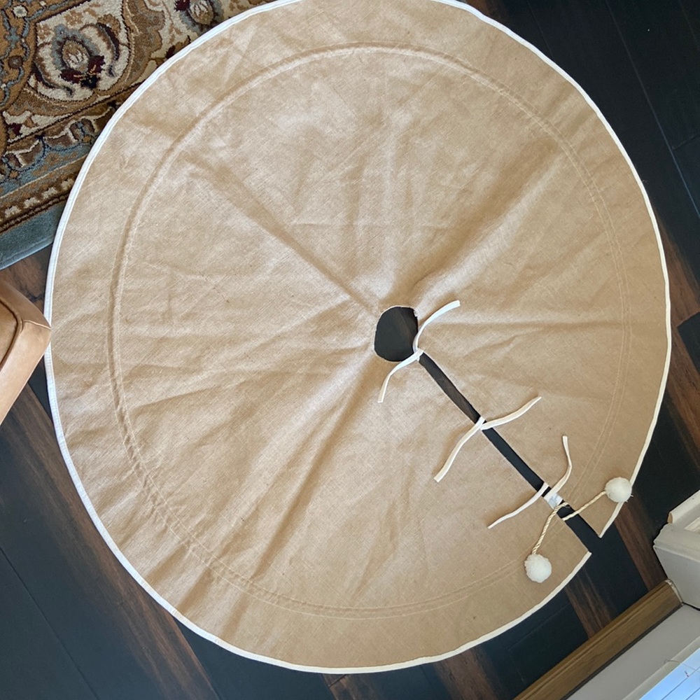 Classical Round Christmas tree skirt, Jute Burlap